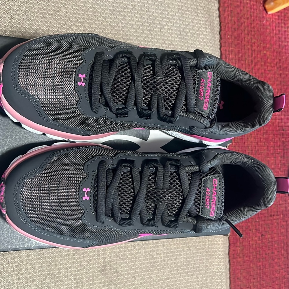 🩷NIB🩷 UNDER ARMOUR W CHARGED ASSERT SNEAKERS